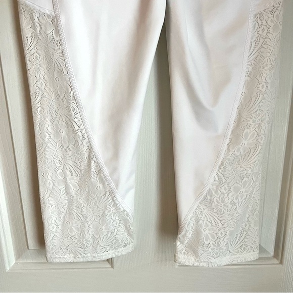 Fila Cropped Sports Yoga Leggings White Lace Pockets NWOT Size Large - Picture 8 of 12